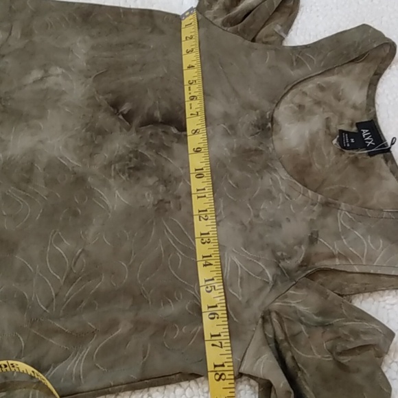 🎃 ALYX green cold shoulder blouse w/ lightly textured floral pattern - Picture 10 of 12